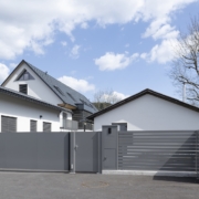 Tor-Zaunanlage mit Paketsäule, RAL 9007 graualuminium