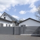 Tor-Zaunanlage mit Paketsäule, RAL 9007 graualuminium